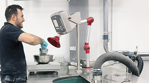 帶有臺秤和地秤的稱重站，可實現無塵稱重和可靠的計量。