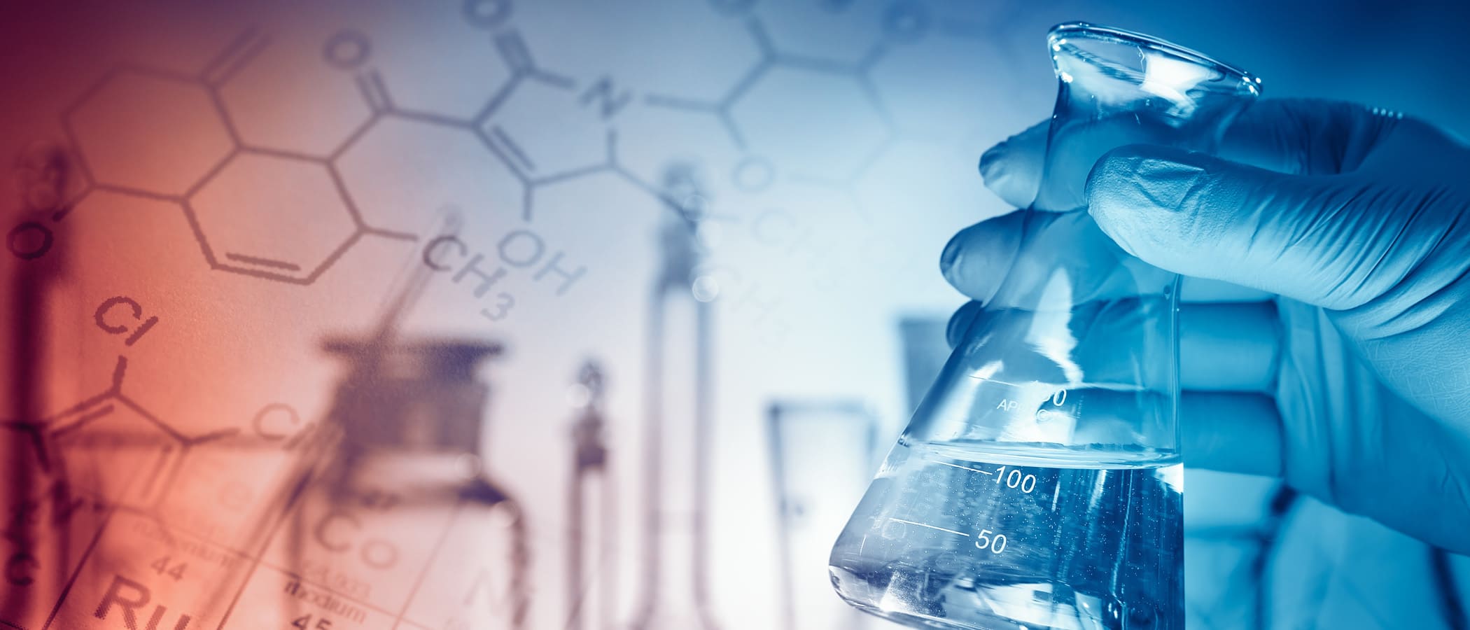 在實驗室里，一只手拿著一個試管