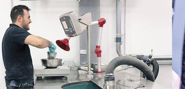 帶有臺秤和地秤的稱重站，可實現無塵稱重和可靠的計量。